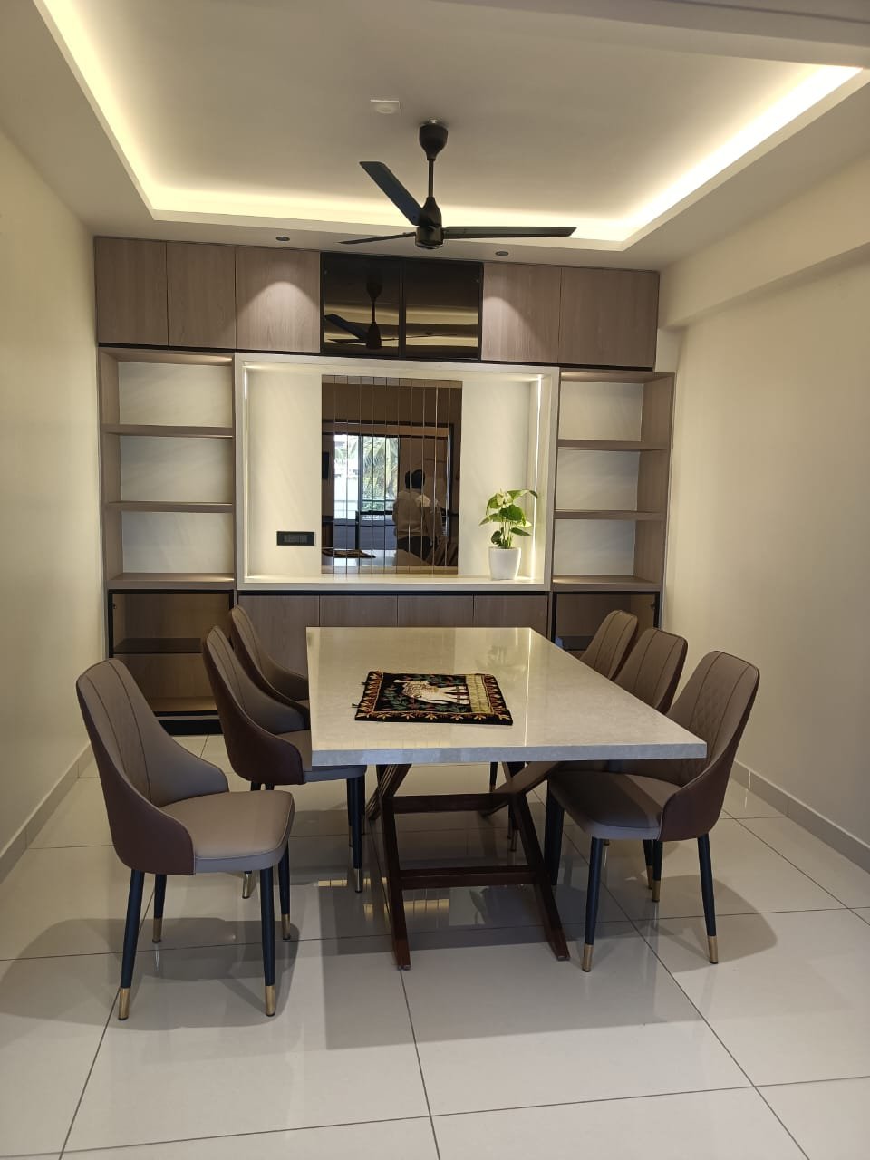 Dining room with false ceiling