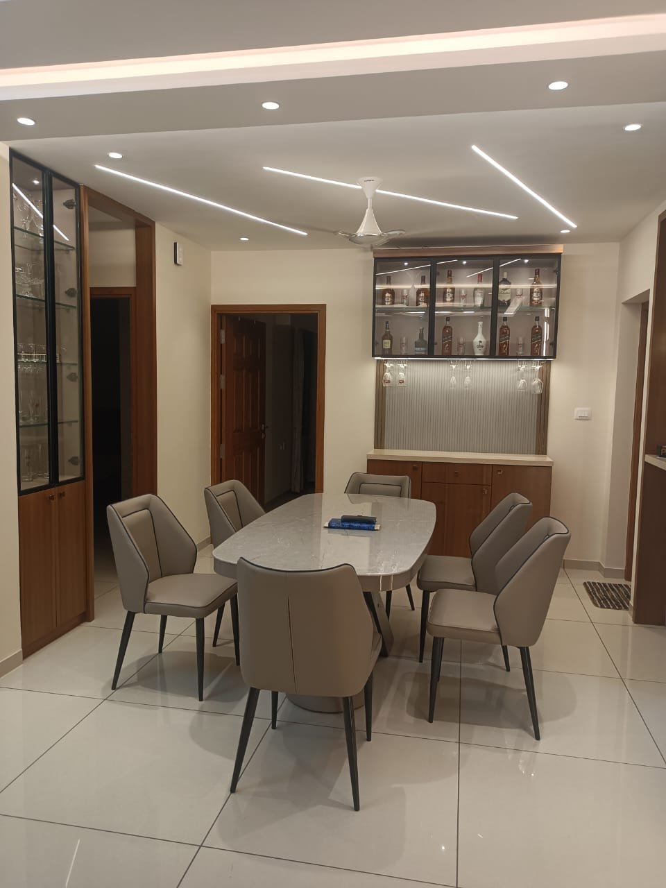 Dining room with false ceiling and bar unit
